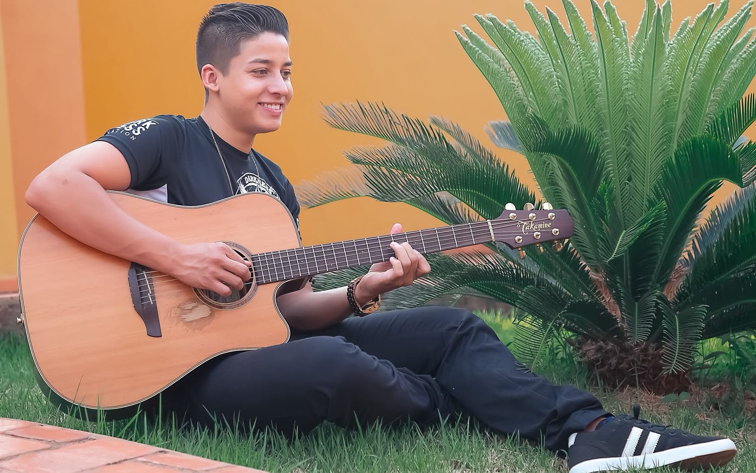 Diego Simonete tocando violão ao ar livre