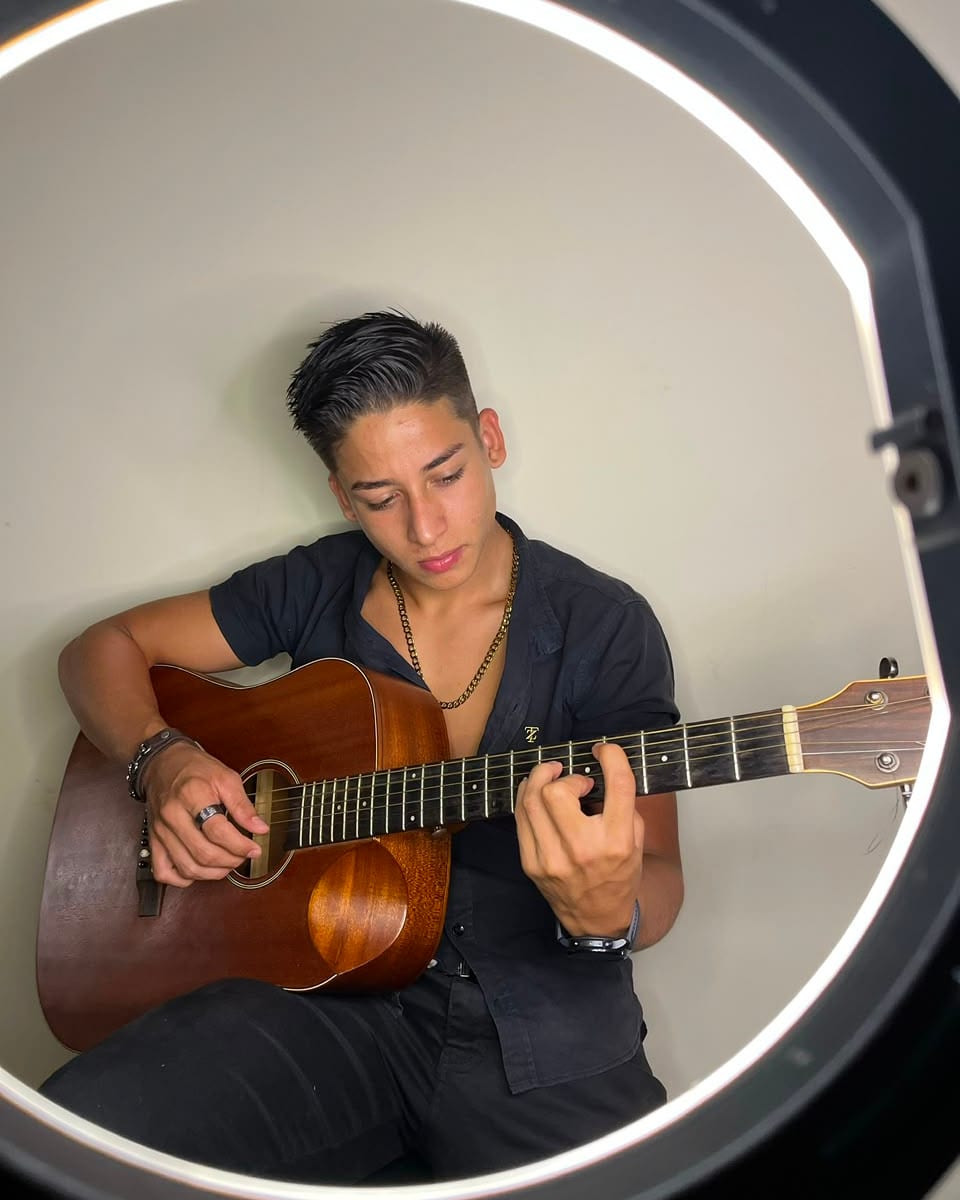 Diego Simonete tocando violão
