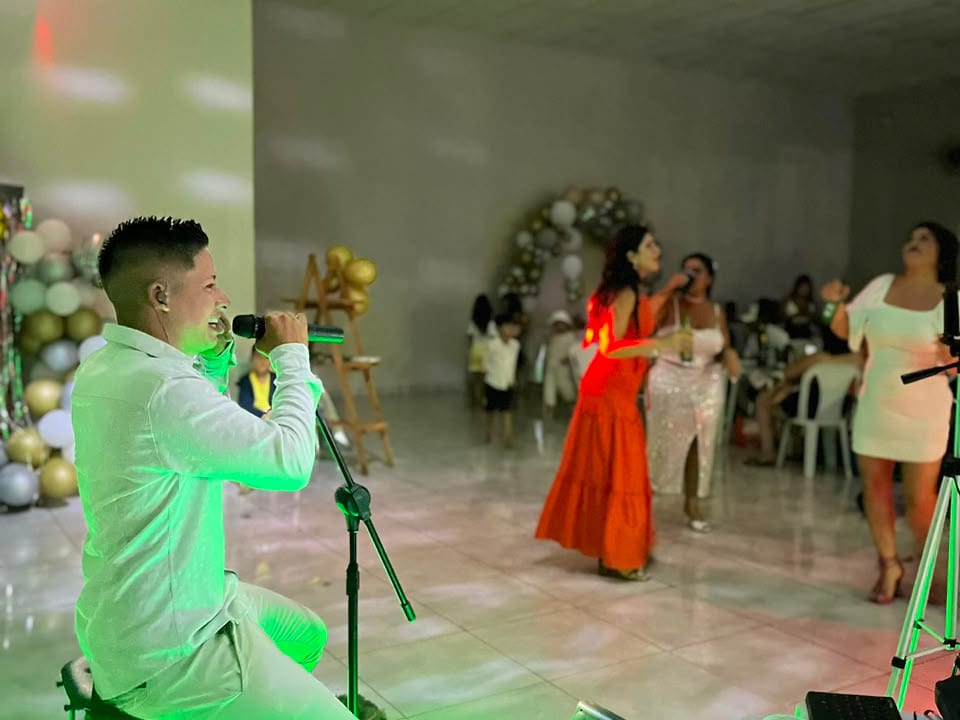 Diego Simonete cantando em uma festa de salão