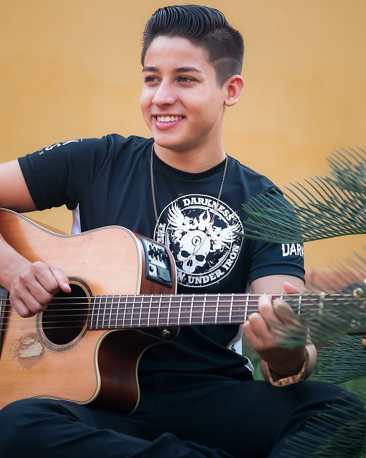 Diego Simonete sorrindo com o violão