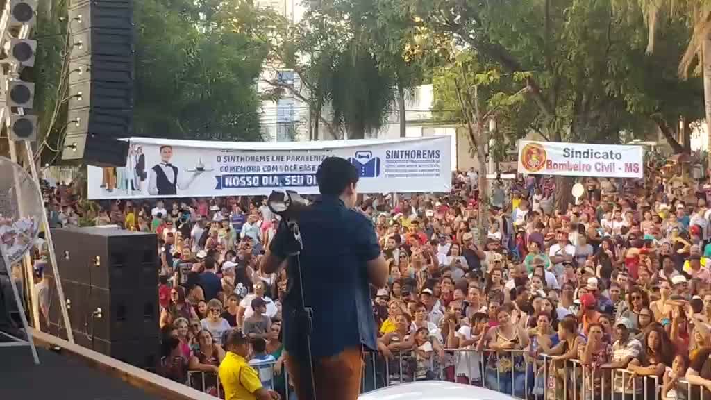 Diego Simonete em show para grande público em praça aberta
