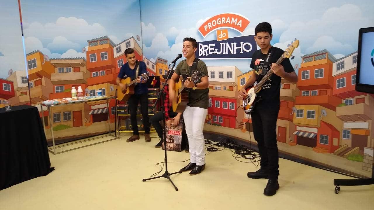 Diego Simonete e banda tocando em estúdio de programa de televisão